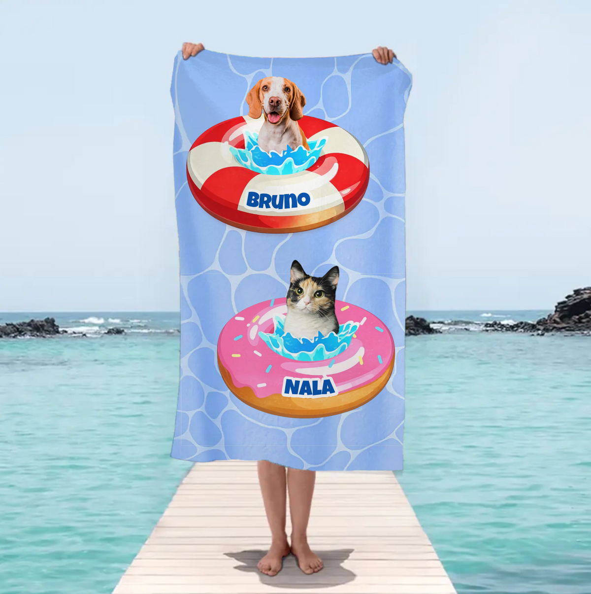 Gepersonaliseerde strandhanddoek met hond en kat in opblaasbare banden, blauwe achtergrond.