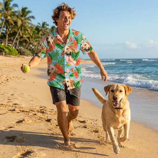 Man in gepersonaliseerd Hawaï-overhemd met hond op het strand bij zonnig weer. Overhemd met kleurrijke bloemen- en hondenmotieven.