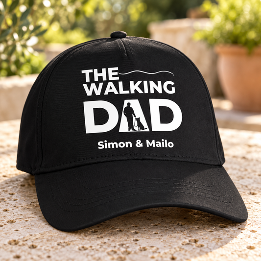 Zwarte baseballpet met opdruk “THE WALKING DAD” en gepersonaliseerde namen Simon & Mailo.