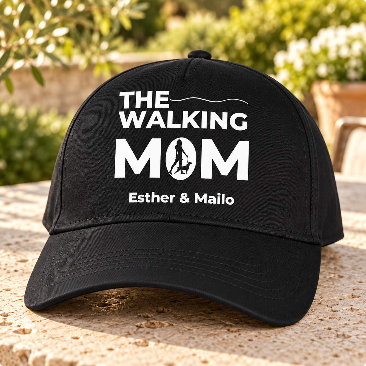 Zwarte pet met de tekst “THE WALKING MOM” en gepersonaliseerde namen “Esther & Mailo”.