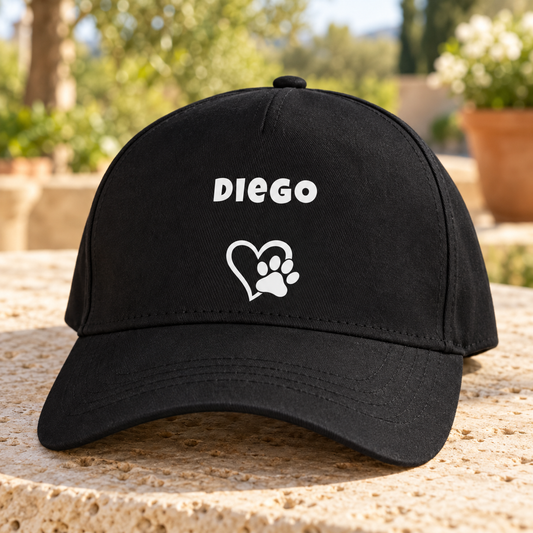 Zwarte pet met de hondennaam “Diego” en een hart met pootafdruk.