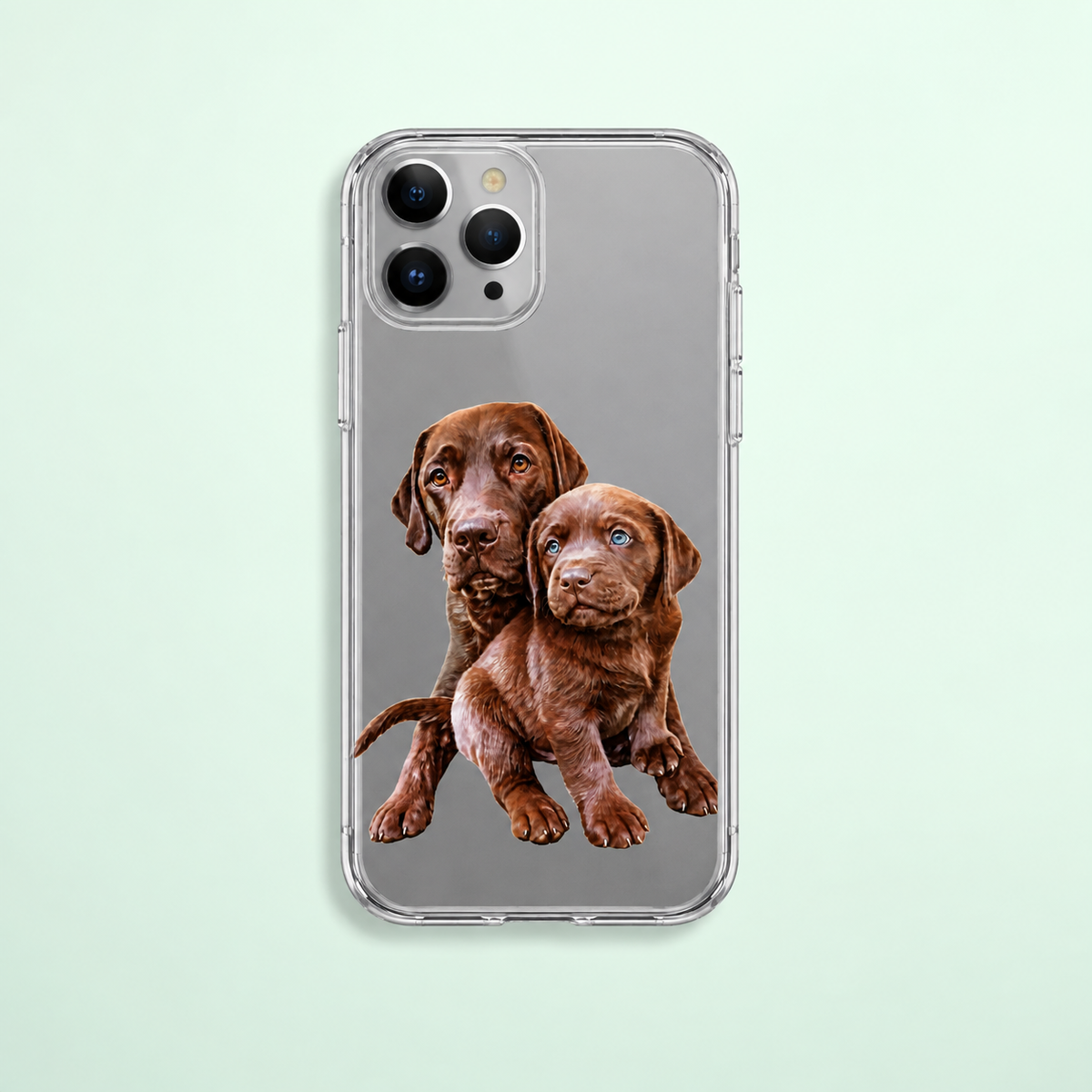 Coque de téléphone transparente personnalisée avec l'image de deux chiots labradors marron.