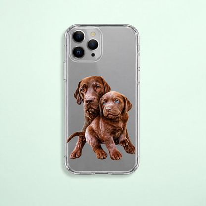 Coque de téléphone transparente personnalisée avec l'image de deux chiots labradors marron.