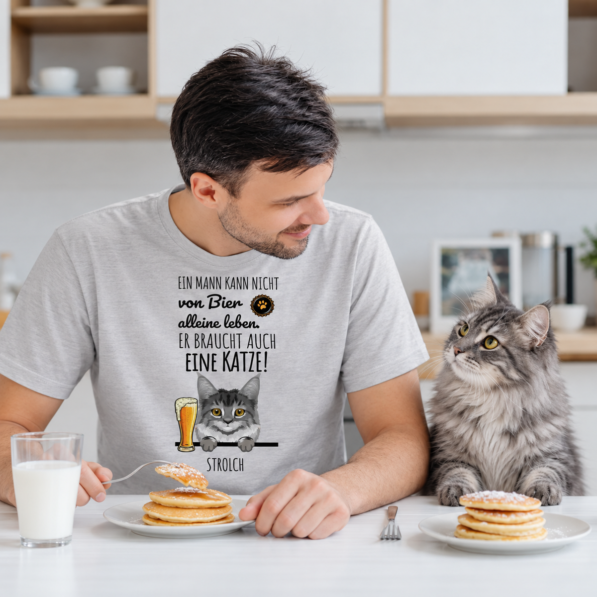 T-shirt gris personnalisé avec motif de chat amusant et citation sur la bière, porté par un homme à table.