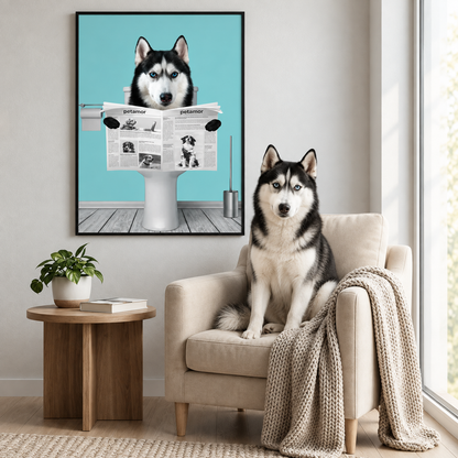 Poster van een hond die de krant leest tegen een lichtblauwe achtergrond. Hond zit op een beige fauteuil met deken.