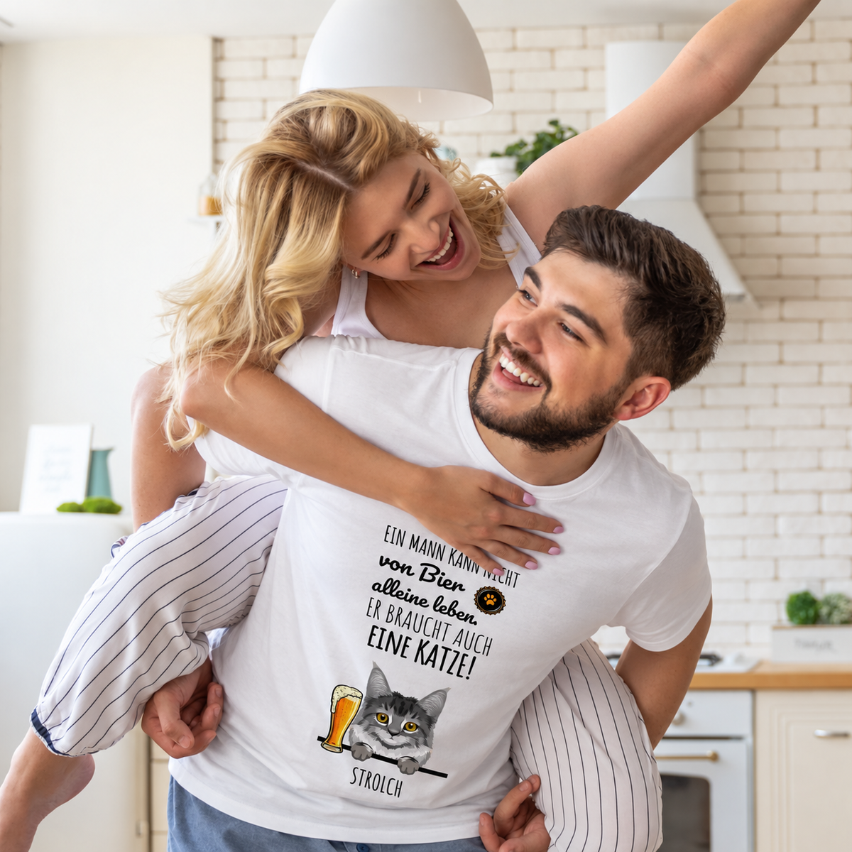T-shirt blanc avec un chat imprimé et une citation sur la bière et les chats.