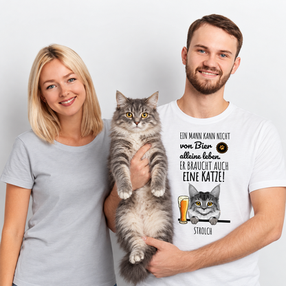 T-shirt blanc personnalisé avec motif de chat et citation. Il tient un chat, une femme à côté.