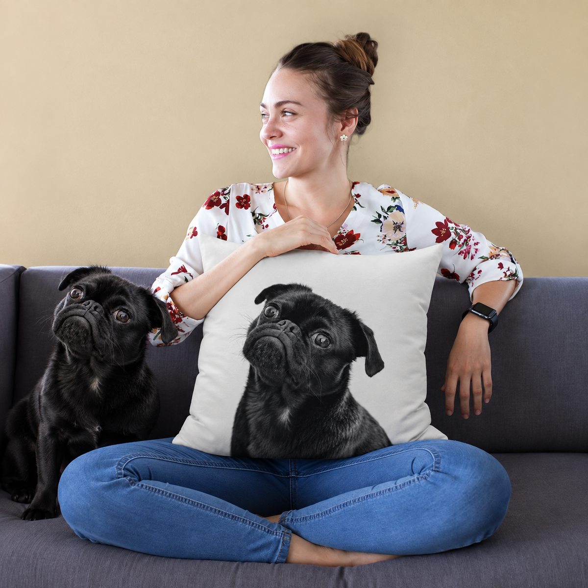Coussin personnalisable avec photo d'un chien, femme assise sur un canapé en tenue décontractée.