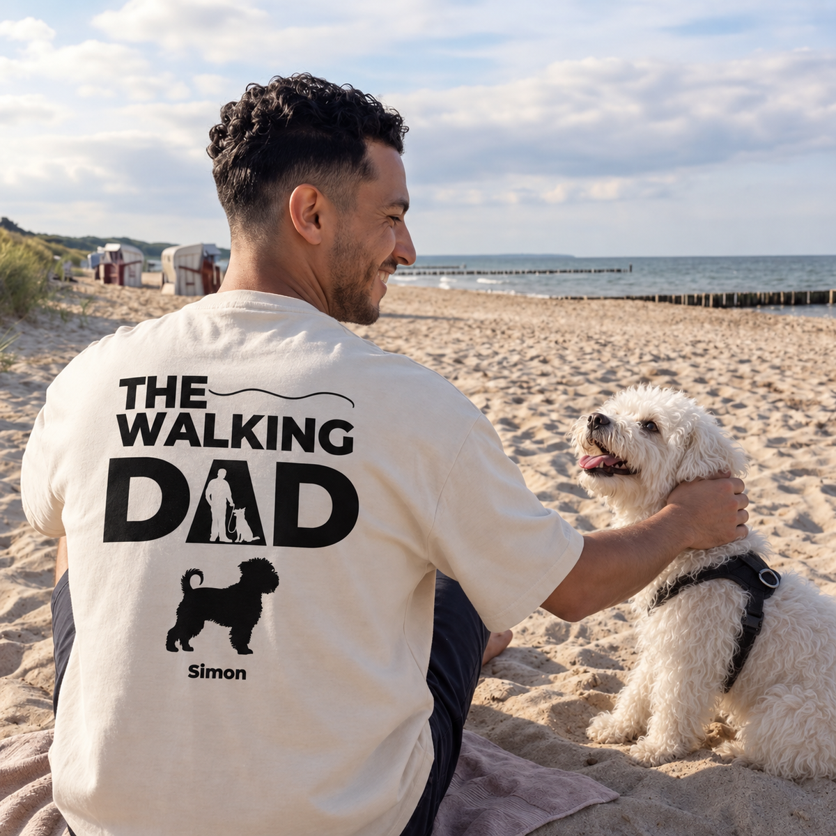 Gepersonaliseerd beige T-shirt met zwarte print "THE WALKING DAD" en hondenmotief op de rug.