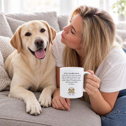 Mug blanc personnalisé avec motif de chien et message affectueux, à côté d'une femme blonde et de son labrador.
