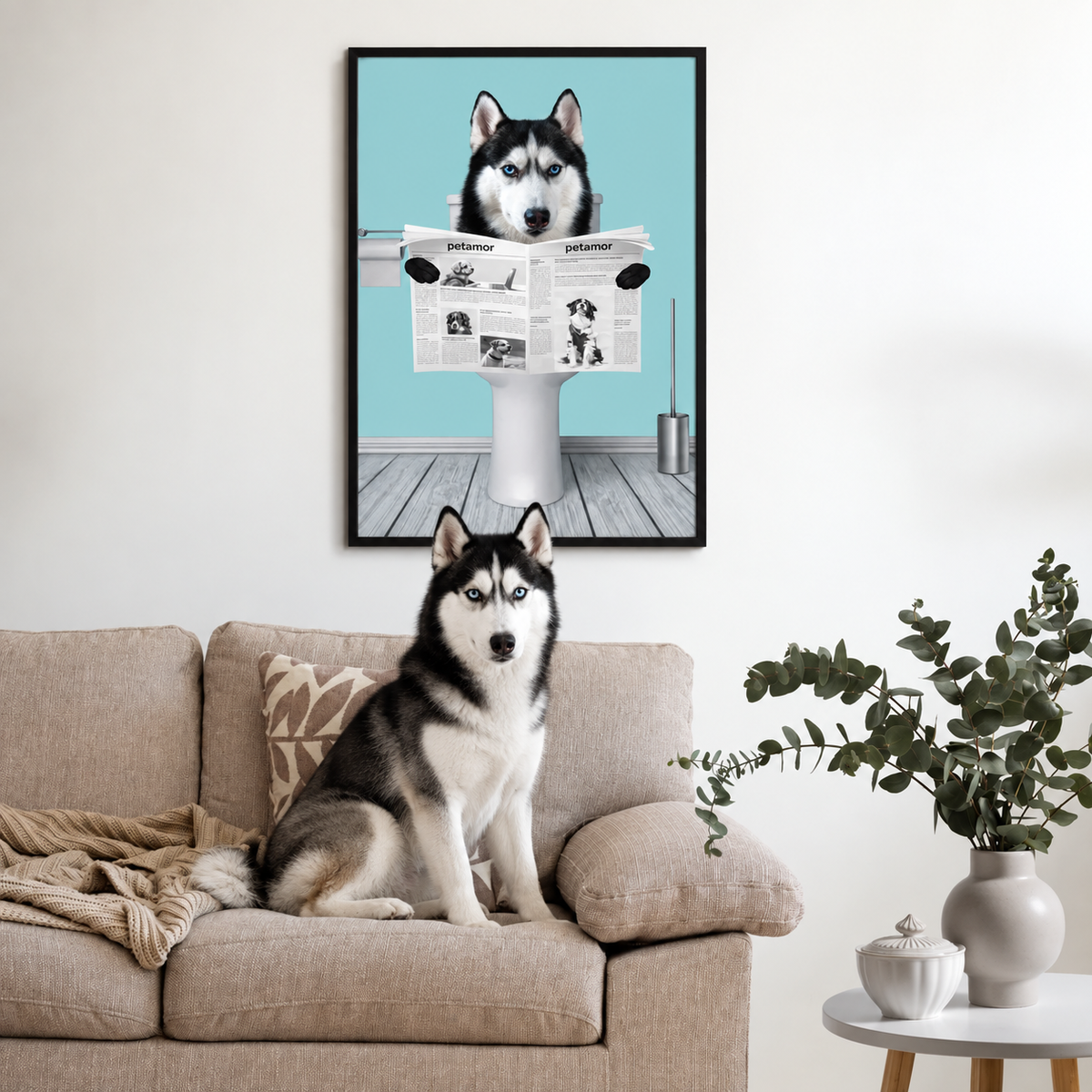 Poster van een hond die de krant leest, in de woonkamer boven een bank. Hond zit op de bank.