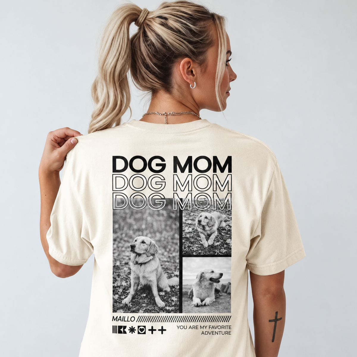 T-shirt beige avec motifs de chiens et inscription "DOG MOM" au dos.
