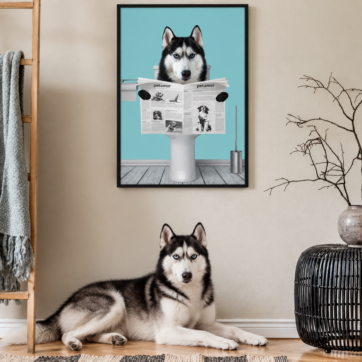 Husky zit op de grond voor een ingelijste poster van een hond die de krant leest.