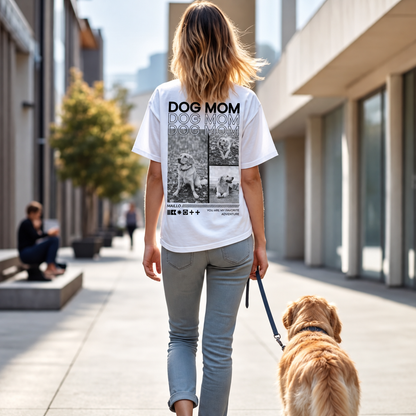 T-shirt blanc avec l'inscription "DOG MOM" et photos de chiens au dos, porté par une femme avec un chien.