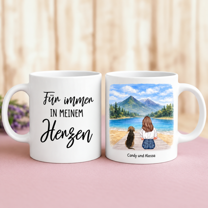 Gepersonaliseerde witte keramische mok met tekst en een vrouw met haar hond aan het water.