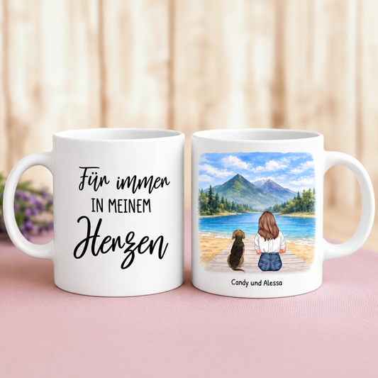 Gepersonaliseerde witte keramische mok met tekst en een vrouw met haar hond aan het water.