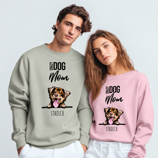 Twee mensen in gepersonaliseerde sweaters in grijs en roze met hondenportretten en de tekst "Crazy Dog Mom".