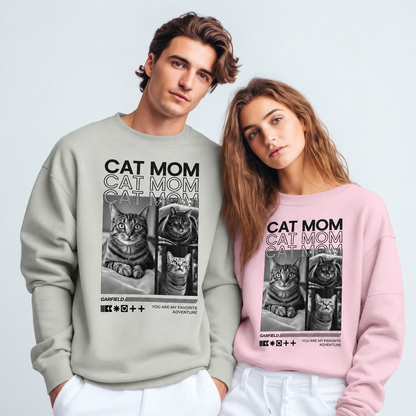 Twee gepersonaliseerde sweaters in grijs en roze met de tekst "Cat Mom" en kattenmotieven.
