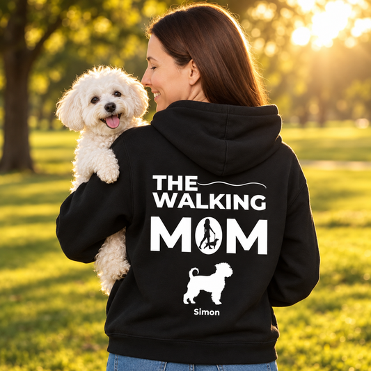 Zwarte hoodie met opdruk "The Walking Mom", gepersonaliseerd met hondenfoto en naam. Gedragen door een vrouw buiten.