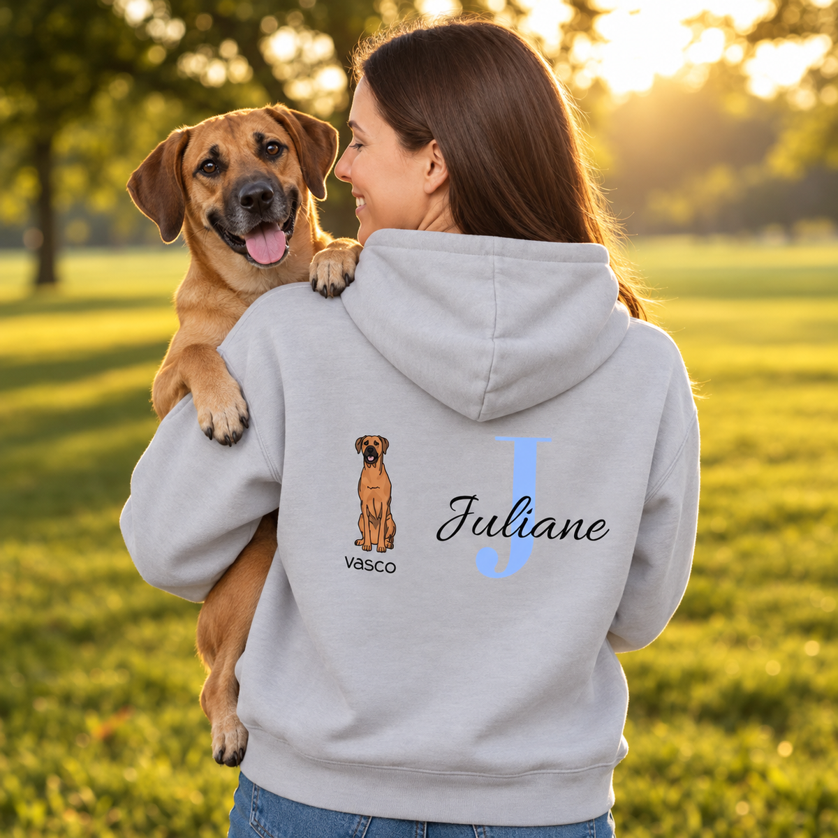 Grijze hoodie met hondenmotief en initiaal "J", gepersonaliseerd voor Juliane. Hond zit op de schouder van de draagster.