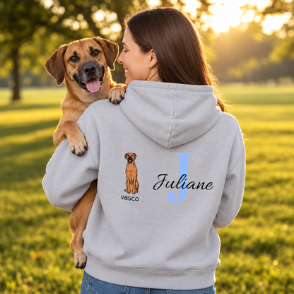 Grijze hoodie met hondenmotief en initiaal "J", gepersonaliseerd voor Juliane. Hond zit op de schouder van de draagster.