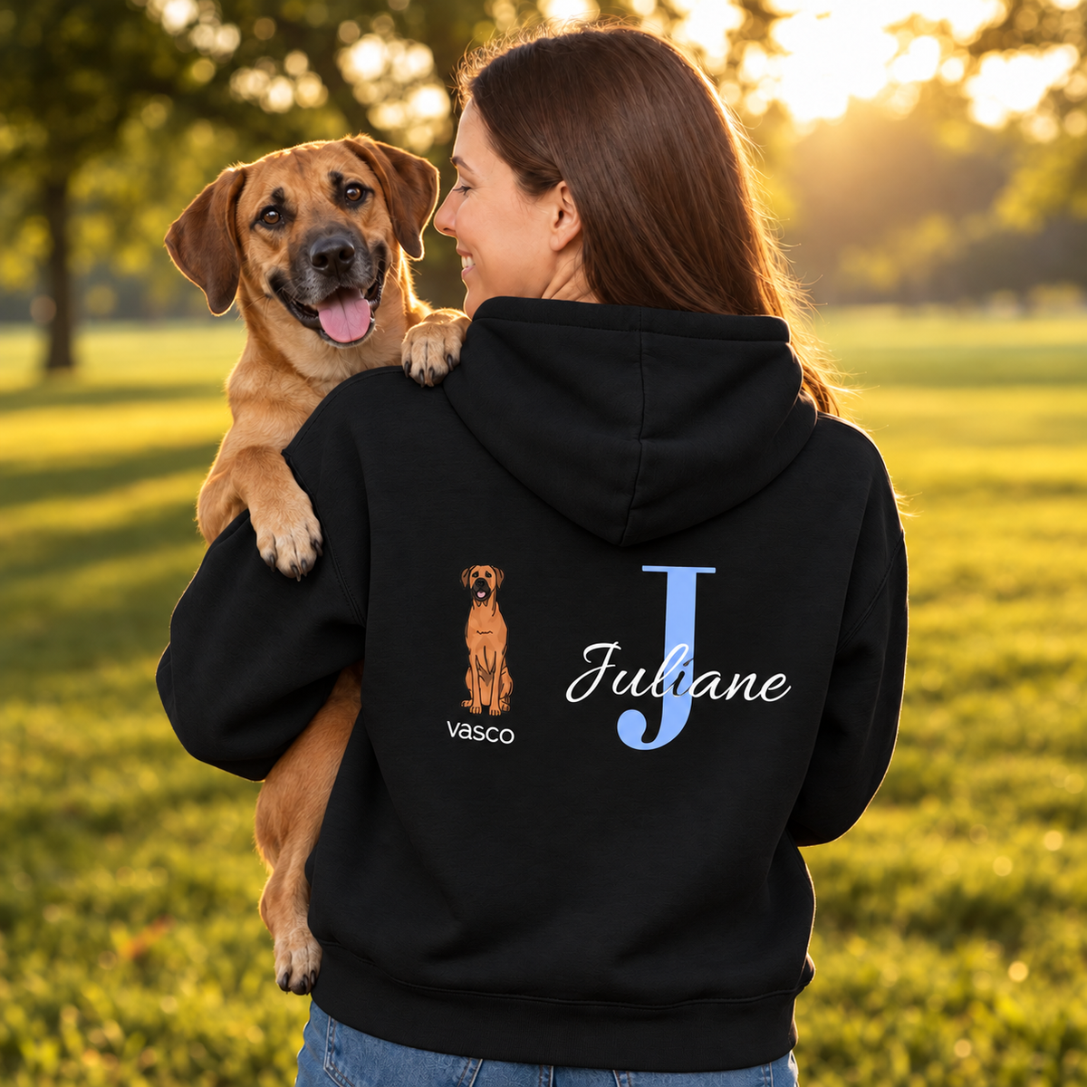 Gepersonaliseerde zwarte hoodie met hondenmotief en initiaal "J" voor Juliane.