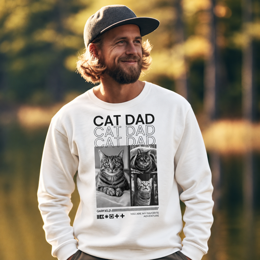 Witte sweater met opdruk "Cat Dad" en foto's van katten.