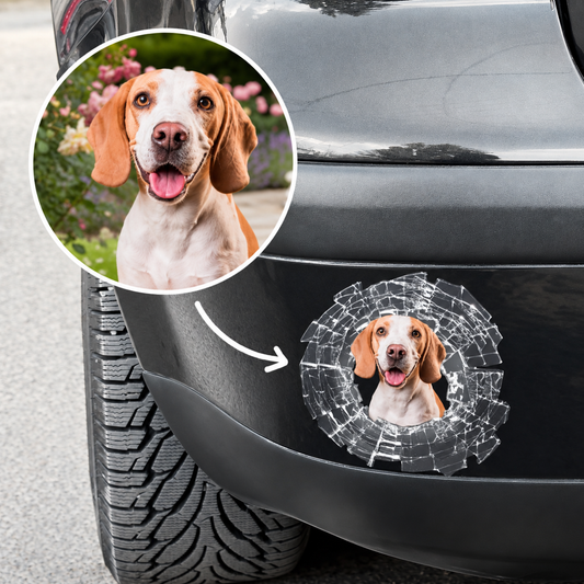 Gepersonaliseerde autosticker met hondenmotief op zwarte achtergrond met gebroken-glasontwerp.