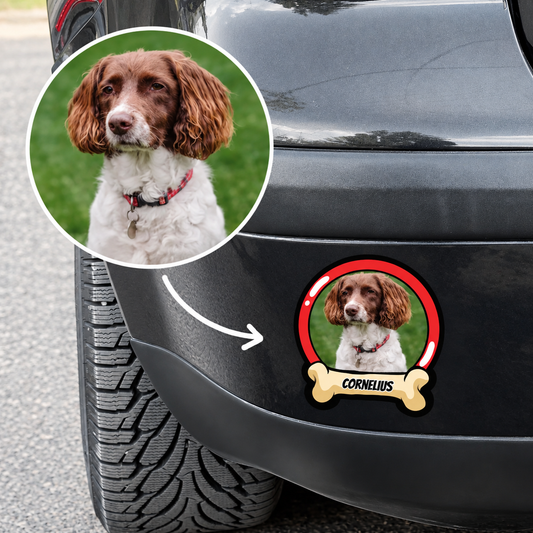 Gepersonaliseerde autosticker met hondenfoto en naam, op de achterkant van een zwart voertuig.