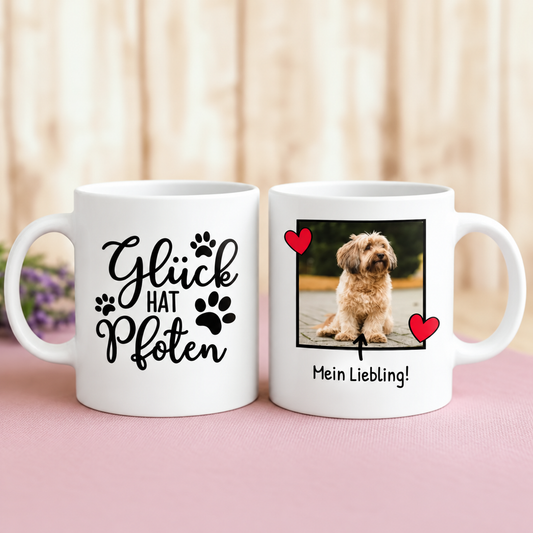 Gepersonaliseerde witte mok met hondenmotief, de spreuk "Glück hat Pfoten" en foto.