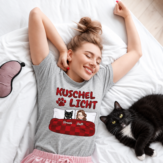 T-shirt gris avec l'inscription "Kuschel Licht" et personnages style cartoon.