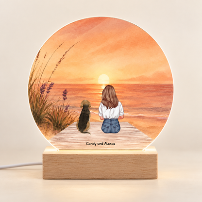 Veilleuse LED personnalisée avec coucher de soleil coloré, socle en bois, motif d'une femme et d'un chien.