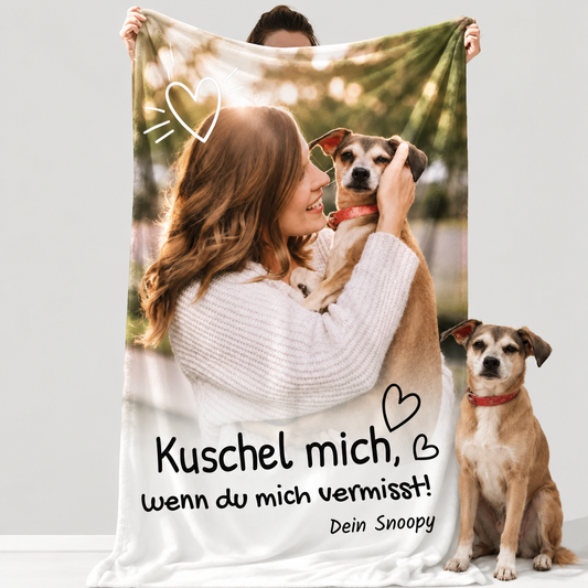 Gepersonaliseerde bedrukte knuffeldeken met een vrouw met hond en de tekst "Kuschel mich, wenn du mich vermisst!"
