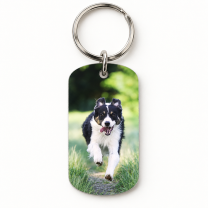 Porte-clés en métal avec photo d'un chien qui court sur fond vert.