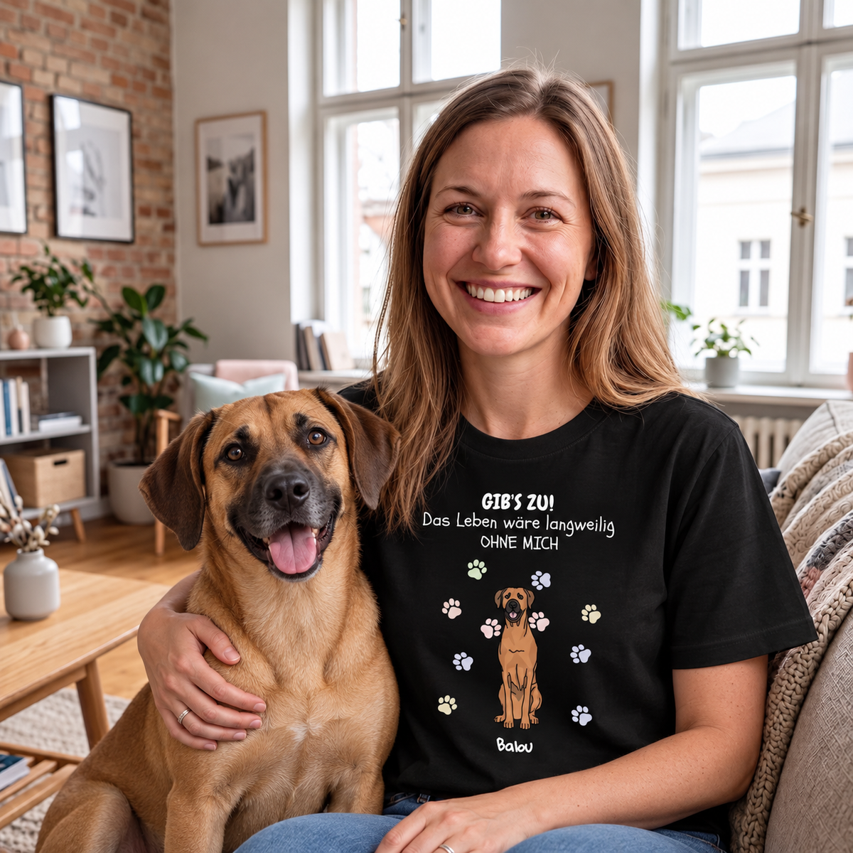 T-shirt noir avec l'inscription "Das Leben wäre langweilig OHNE MICH" et motif de chien, porté par une femme souriante.