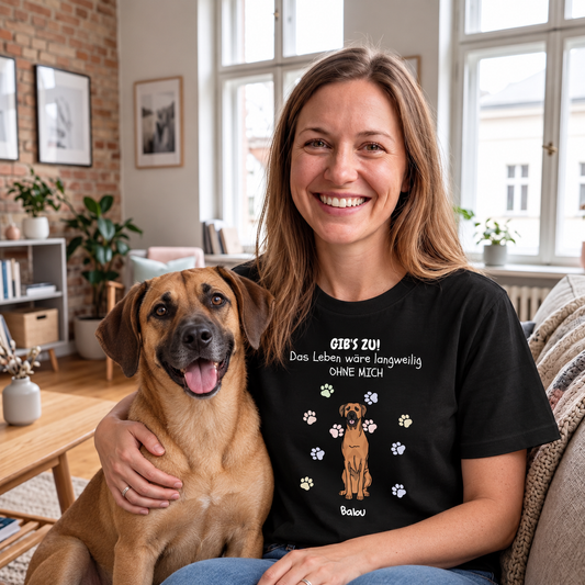 T-shirt noir avec l'inscription "Das Leben wäre langweilig OHNE MICH" et motif de chien, porté par une femme souriante.
