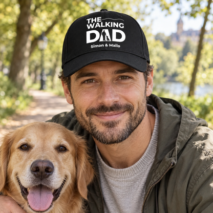 Zwarte pet met opdruk “THE WALKING DAD” en gepersonaliseerde namen, met een man en een hond.