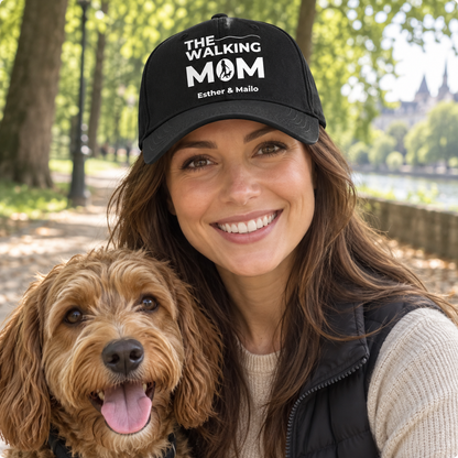 Gepersonaliseerde zwarte pet met opdruk “THE WALKING MOM” en de namen “Esther & Mailo”.