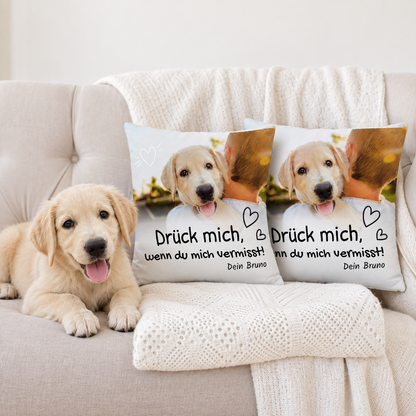 Twee gepersonaliseerde kussens met opgedrukte tekst en hondenfoto, op een lichte bank.