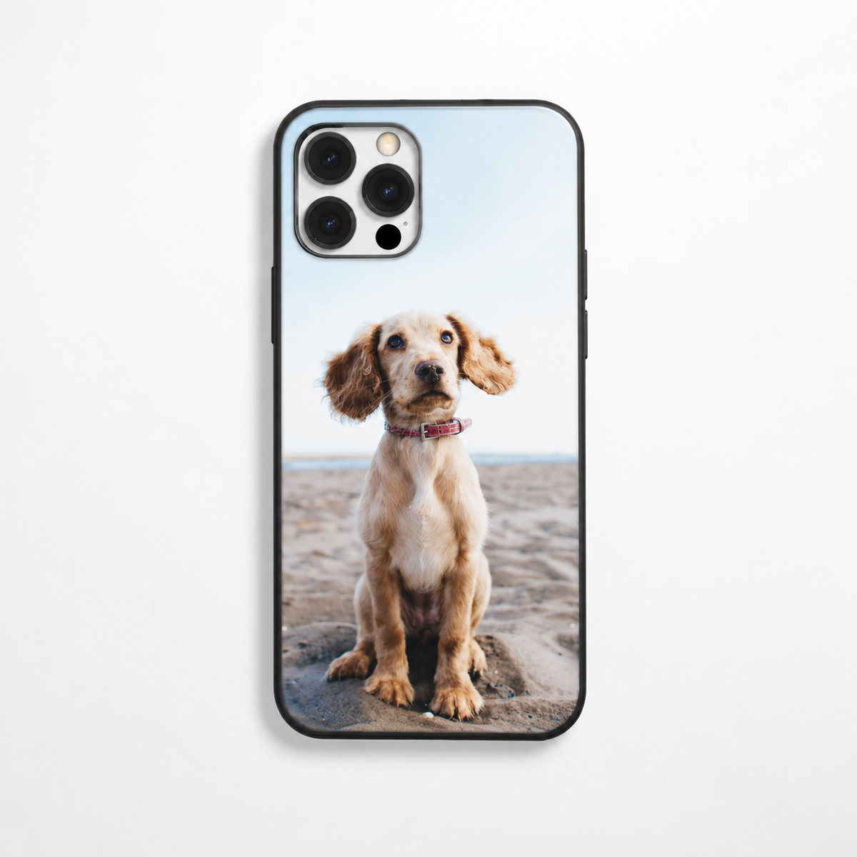 Coque de téléphone personnalisée avec photo d'un chien sur une plage de sable, bord noir, pour smartphones.