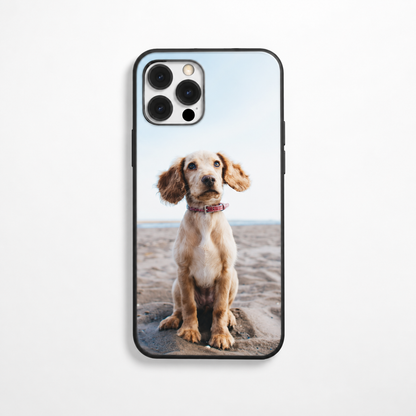 Coque de téléphone personnalisée avec photo d'un chien sur une plage de sable, bord noir, pour smartphones.