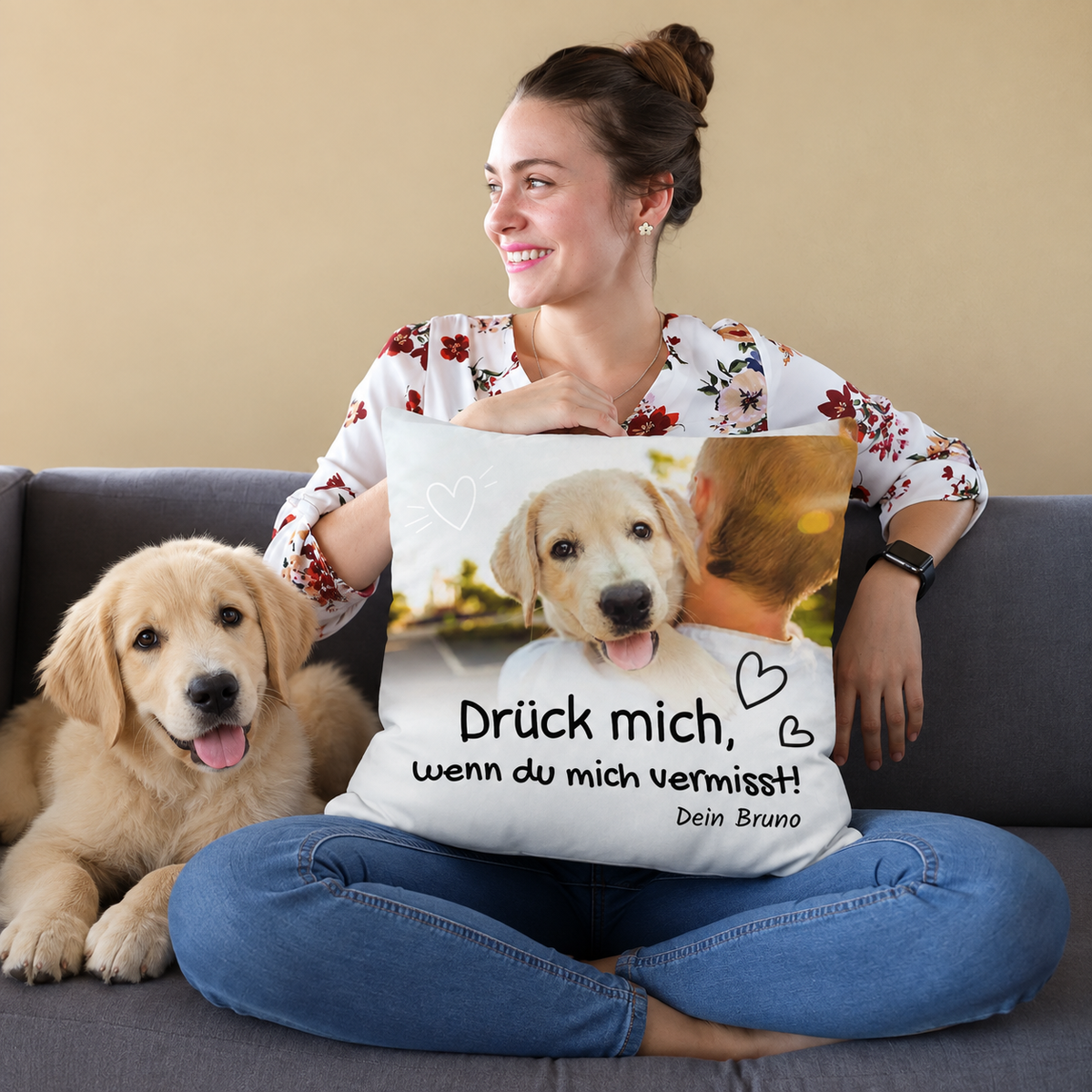Kleurrijk personaliseerbaar kussen met opdruk en foto van een hond, op de bank.