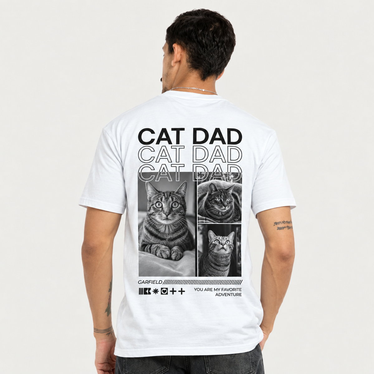T-shirt blanc avec impression noire, dos avec photos de chats et inscription "CAT DAD".