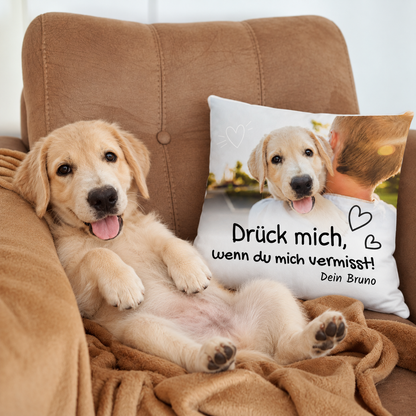 Gepersonaliseerd kussen met opdruk "Drück mich, wenn du mich vermisst!" en een foto van een hond.