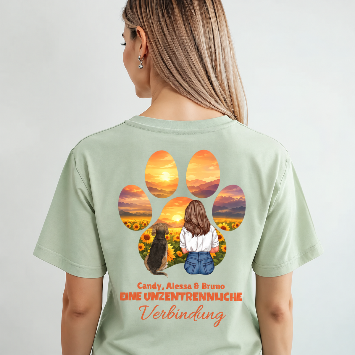 T-shirt vert personnalisé avec une personne et un chien devant un coucher de soleil. Inscription au dos.