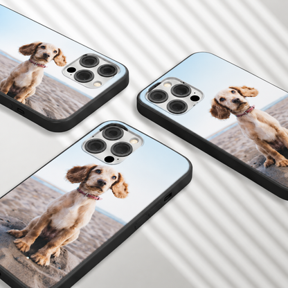 Trois coques de téléphone personnalisées avec photo d'un chien sur fond de plage.