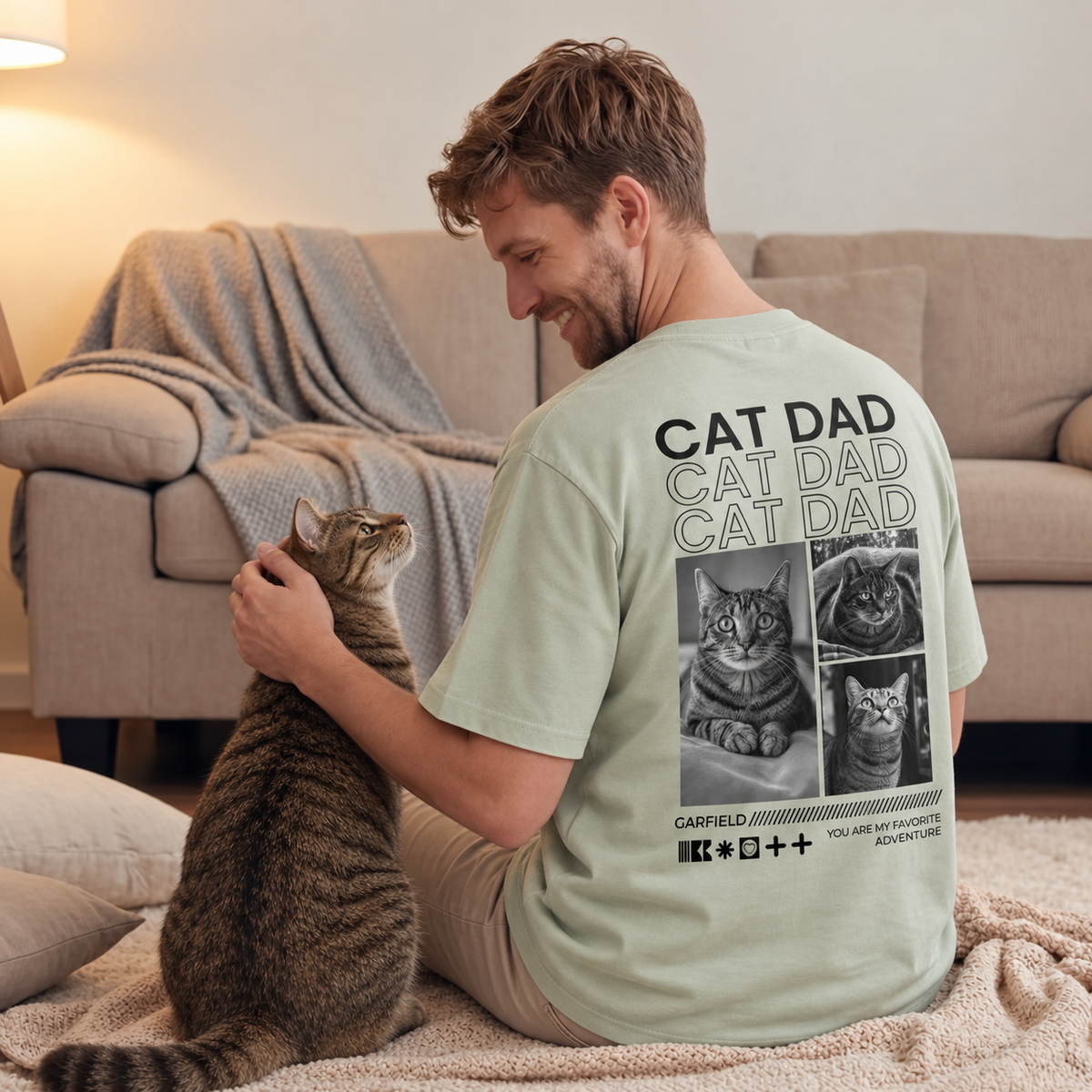 T-shirt vert clair avec l'inscription "Cat Dad" et photos de chats au dos, parfait pour les amoureux des chats.