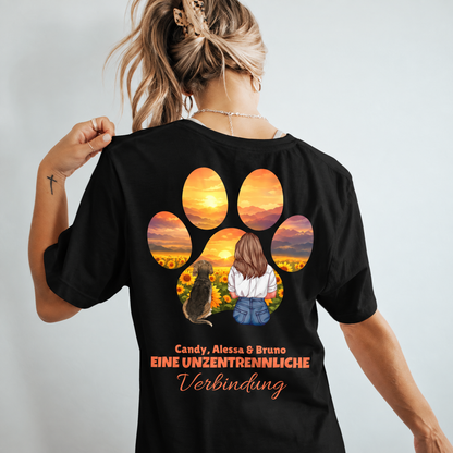 T-shirt noir avec motif coloré en forme de patte d'une femme et d'un chien au lever du soleil. Personnalisé avec des noms.