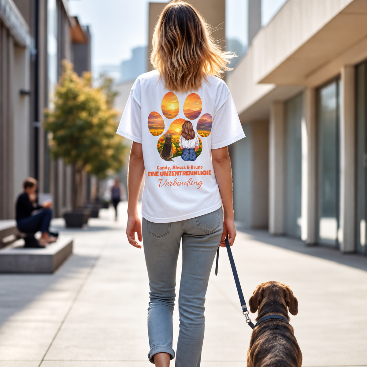 T-shirt blanc au design personnalisé avec citation, vue de dos d'une femme promenant un chien.