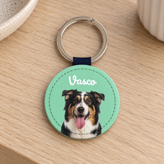 Gepersonaliseerde sleutelhanger met huisdierportret in mintgroen ontwerp en zilveren ring.